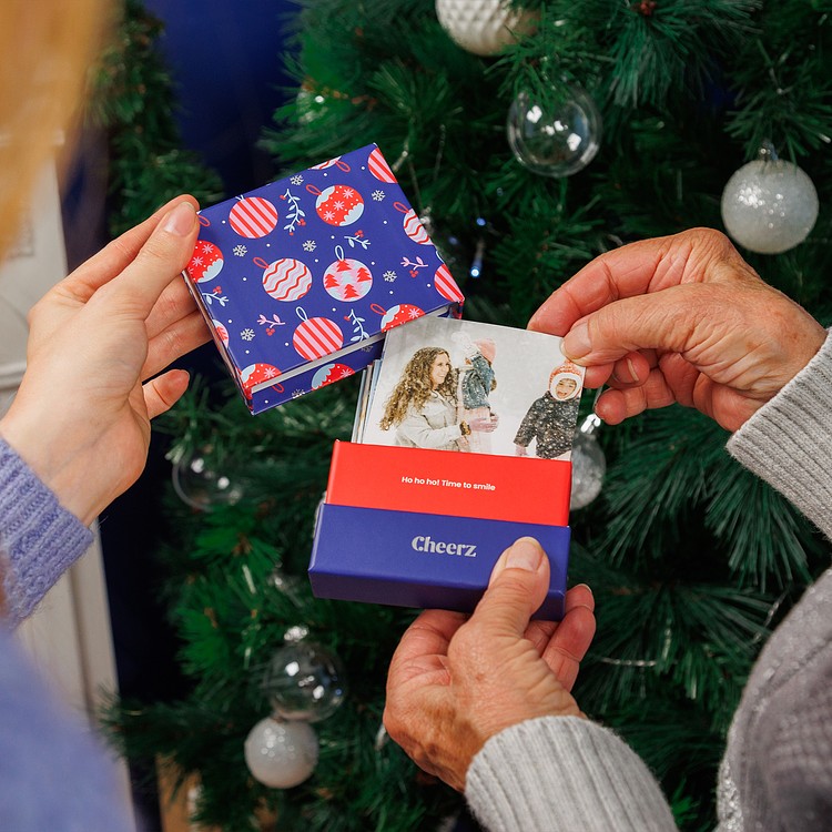 Options de mini cadeau de Noël emballé dans du papier d'aluminium -   France